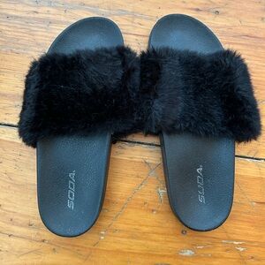 ☀️3/$25 Soda Women's black faux fur slide sandals USA 9